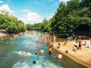 Horúci víkend klope na dvere: Kam sa ísť schladiť? Objavte najlepšie prírodné jazerá a skryté klenoty Slovenska