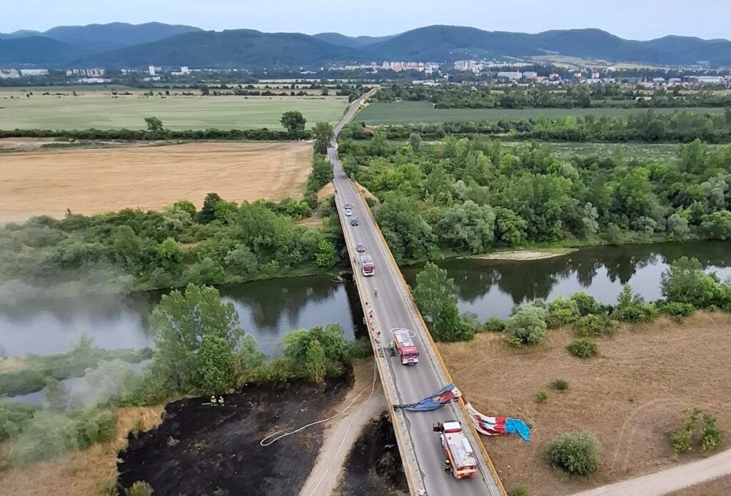 Teplovzdušný balón začal na Považí horieť, dvaja muži skončili v nemocnici