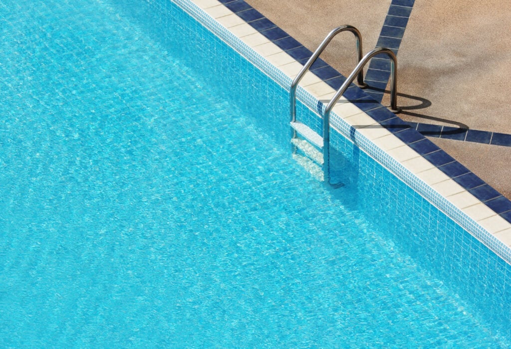 Hygienici zatvorili kúpalisko v Štúrove: Smrteľný parazit u 11‑ročného chlapca zo Záhoria