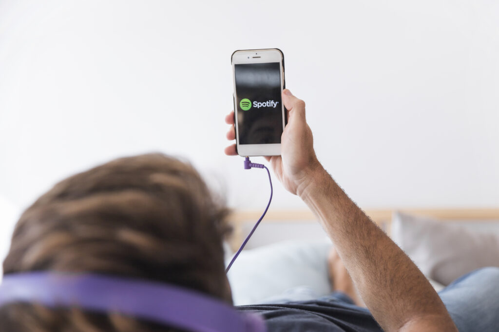 Nikdy nespite s mobilom pod vankúšom, ak ho máte na nabíjačke!