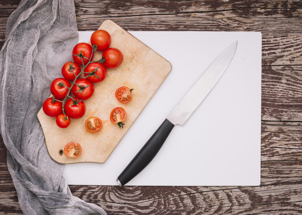 Plastové dosky na krájanie podporujú rast baktérií v ryhách. Drevená doska zabije až 99 % baktérií