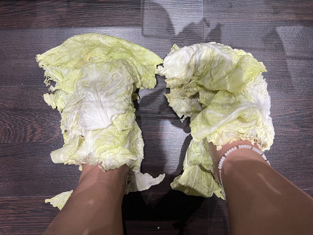 Prečo si ľudia dávajú kapustu na nohy? Jednoduché riešenie veľkého problému