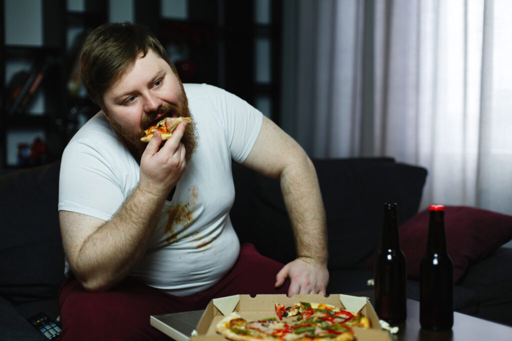 Nová štúdia varuje: Ak je vaša večera najväčším jedlom dňa, máte až o 67 % vyššiu šancu na obezitu