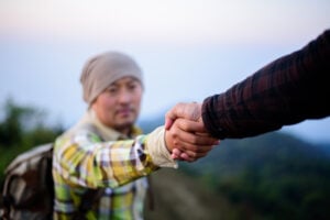 Robí vám problém požiadať niekoho o pomoc? Strach ukázať zraniteľnosť bolí náš mozog rovnako ako fyzický úder