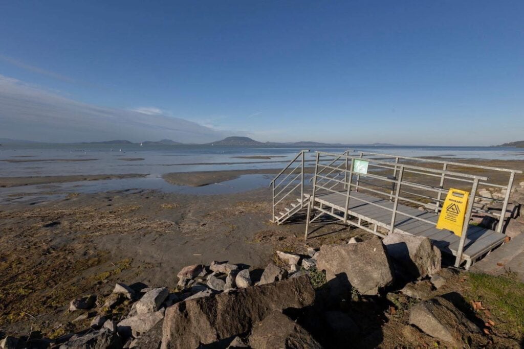 Balaton mizne pred očami: Voda klesla na rekordné minimum, brehy sa menia na púšť