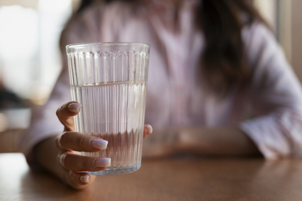 Vypite pohár vody pred jedlom: Štúdia ukazuje, že to môže urýchliť chudnutie až o 44 %