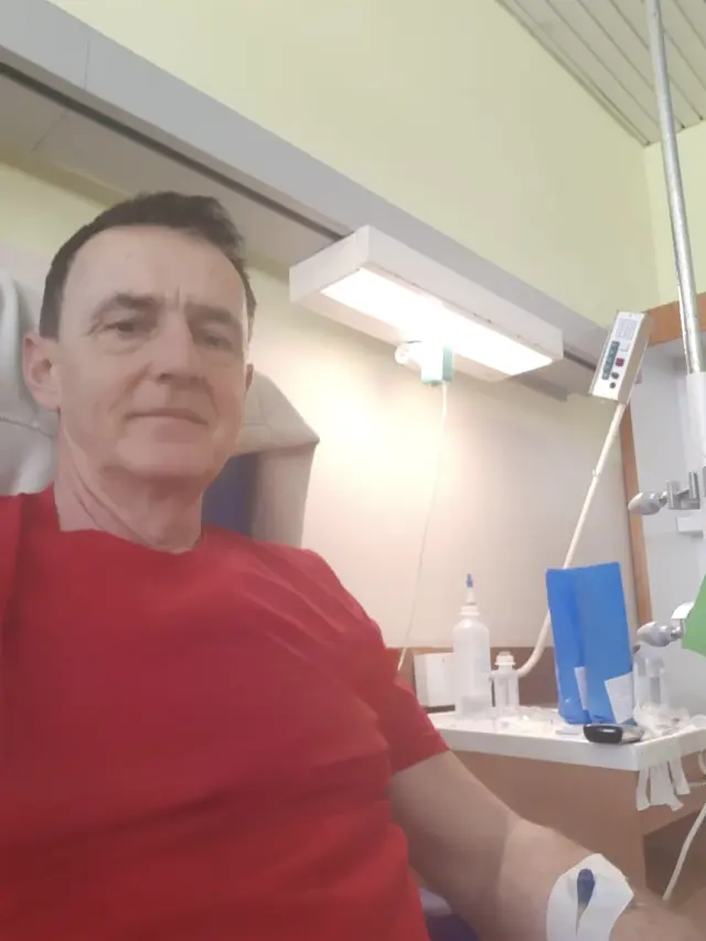 Pomôžme Dušanovi: Život zachraňujúca liečba stojí tisíce — rodina prosí o pomoc