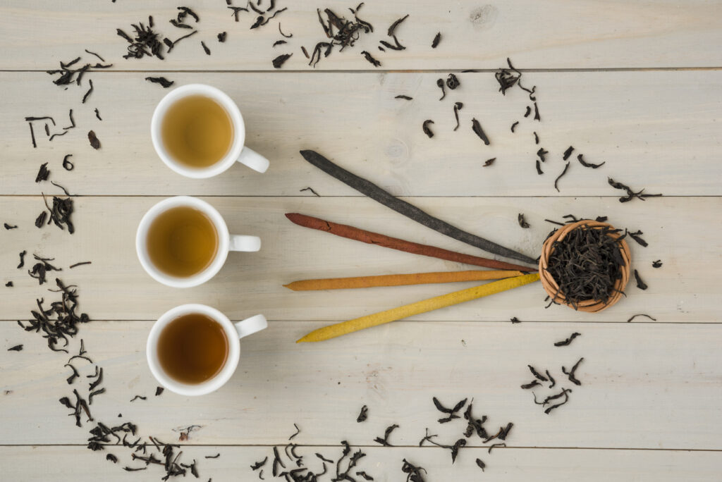 Biely, zelený a čierny čaj vznikajú z tej istej rastliny, no každý z nich pôsobí na telo inak. Pozrite si ako