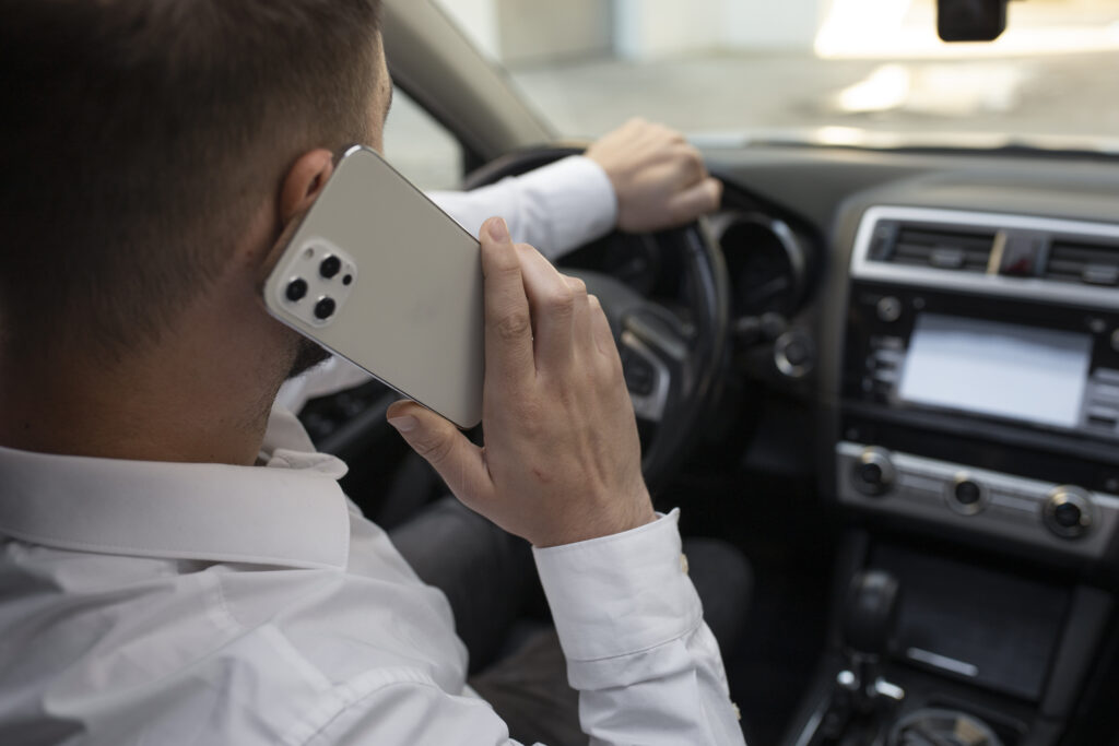 Telefonovanie za volantom spomaľuje mozog tak, akoby ste mali 0,8 ‰ alkoholu v krvi. Reakčný čas je dlhší o 0,5 sekundy