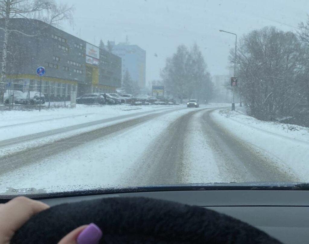 Zasnežené Slovensko čelí dopravným kolapsom: Meškania vlakov a popadané stromy na cestách