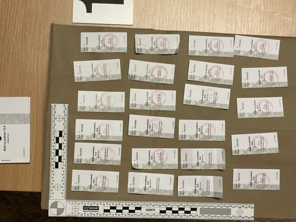 Škandál v Bystrici: Policajti pokutovali vodičov a peniaze si nechávali