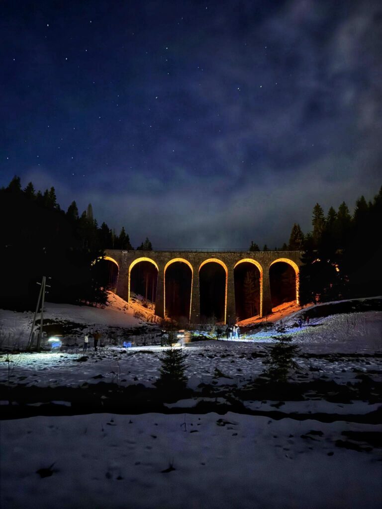 Po 90 rokoch zahalil vianočný zázrak viadukt v Telgárte! Chmarošský viadukt bol po prvý raz nasvietený — prídite a zažite magickú atmosféru pod kamennými oblúkmi. V piatky a soboty 16:00–20:00 vás čaká jedinečný večerný výlet s kávou, trhmi a zimnou romantikou.