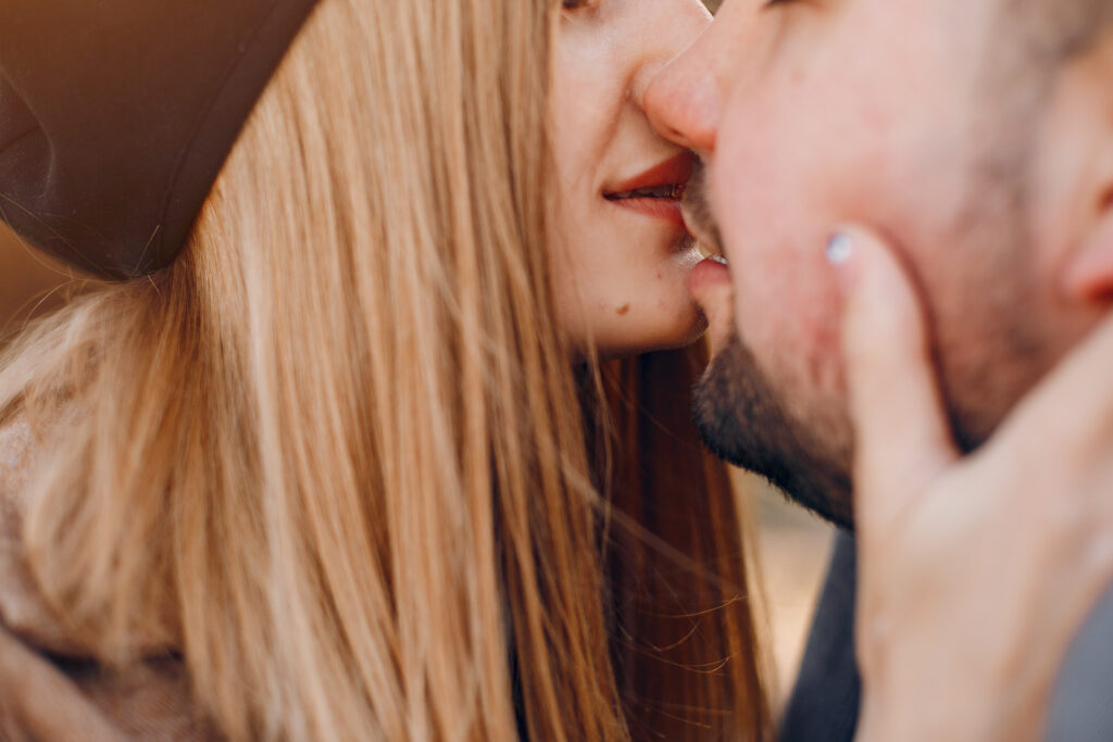 Počas jedného bozku si ľudia vymenia až 80 miliónov baktérií — čo to znamená pre vaše zdravie?