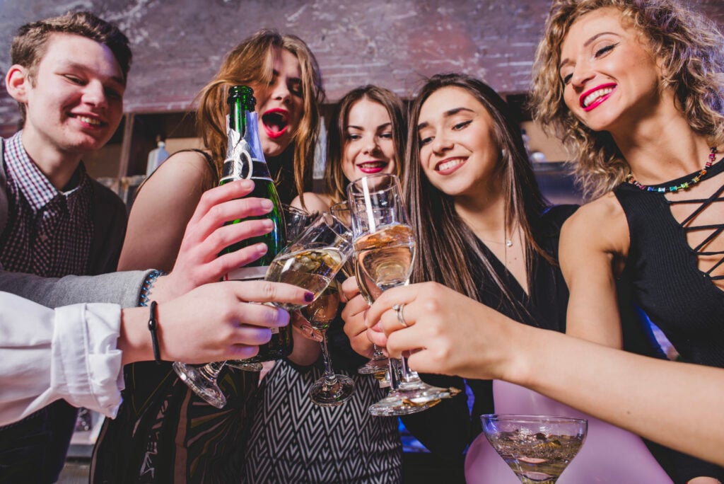 Alkoholový priemysel pod tlakom: Generácia Z mení pravidlá hry. Mladí pijú menej alkoholu