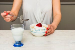 Konzumácia jogurtu 3× týždenne môže zlepšiť vaginálne zdravie až o 50 %, tvrdia gynekológovia