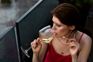 Ženy sa opijú rýchlejšie ako muži. Čo sa deje vo vašom tele a prečo je to iné u mužov?