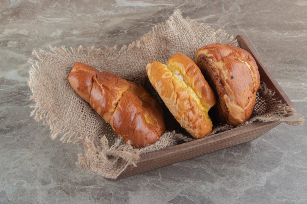 Ako udržať pečivo chrumkavé celé dni? Zabudnite na igelit, skúsenejší radia niečo iné