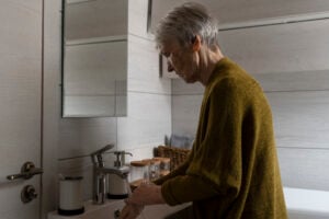 Cítite z niekeho „starobný zápach“? Vedci prišli na príčinu