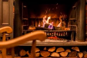 Týmto drevom v zime nikdy nekúrte: Slabo horí, zanáša komín a veľmi dymí!
