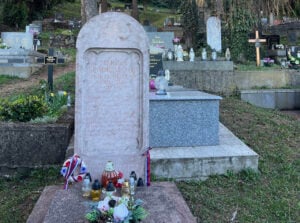 Hroby na cintoríne sa budú lesknúť: Takto jednoducho ich vyčistíte od vosku či machu